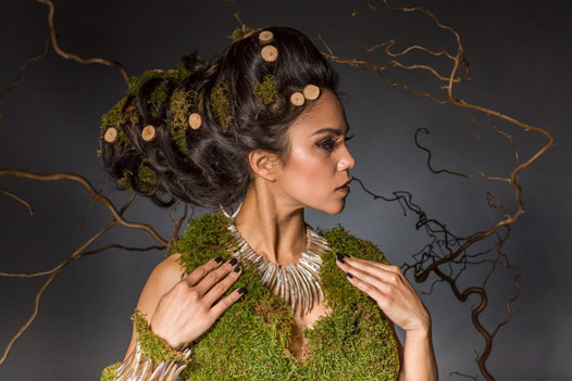 Portrait einer Frau mit Mooskleid