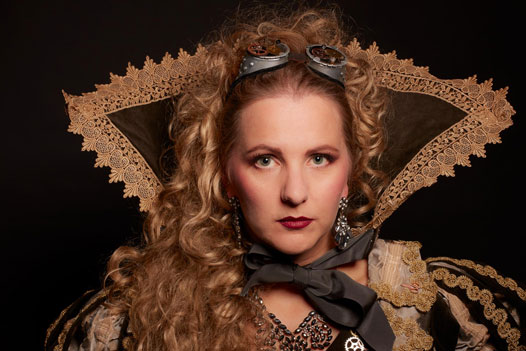 Portrait einer Frau im Steampunk Outfit