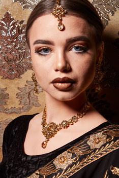 Portrait einer Frau mit indischem Outfit