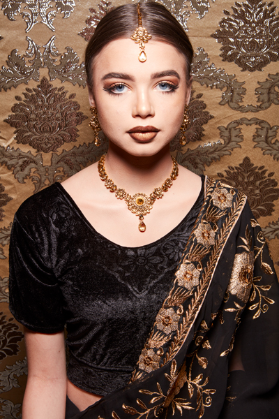 Portrait Frau mit indischem Outfit