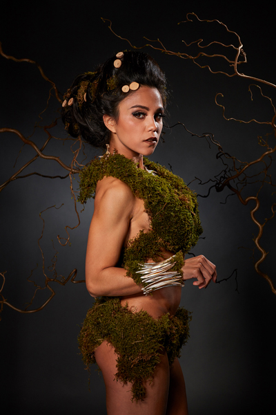 Portrtait Frau mit Mooskleid