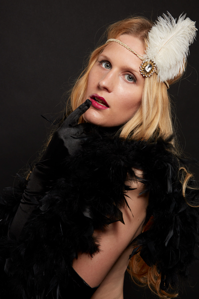 Portrait Frau in 1920 Jahre Outfit