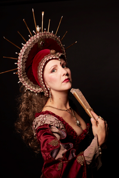 Portrait einer venezianischen Maskenträgerin im Studio